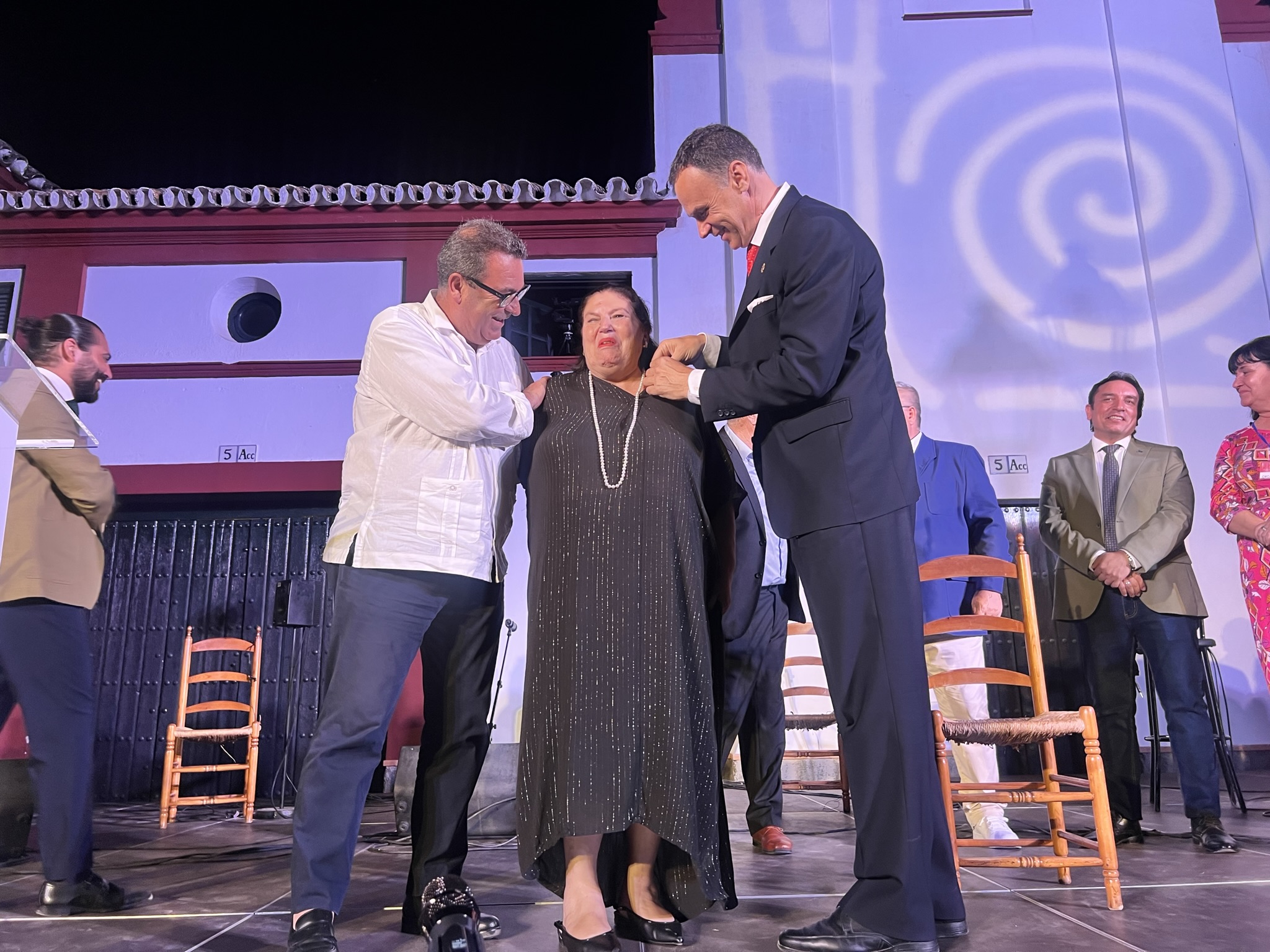 Momento de la imposición del Caracol de Oro a Inés Bacán | Lebrija.es